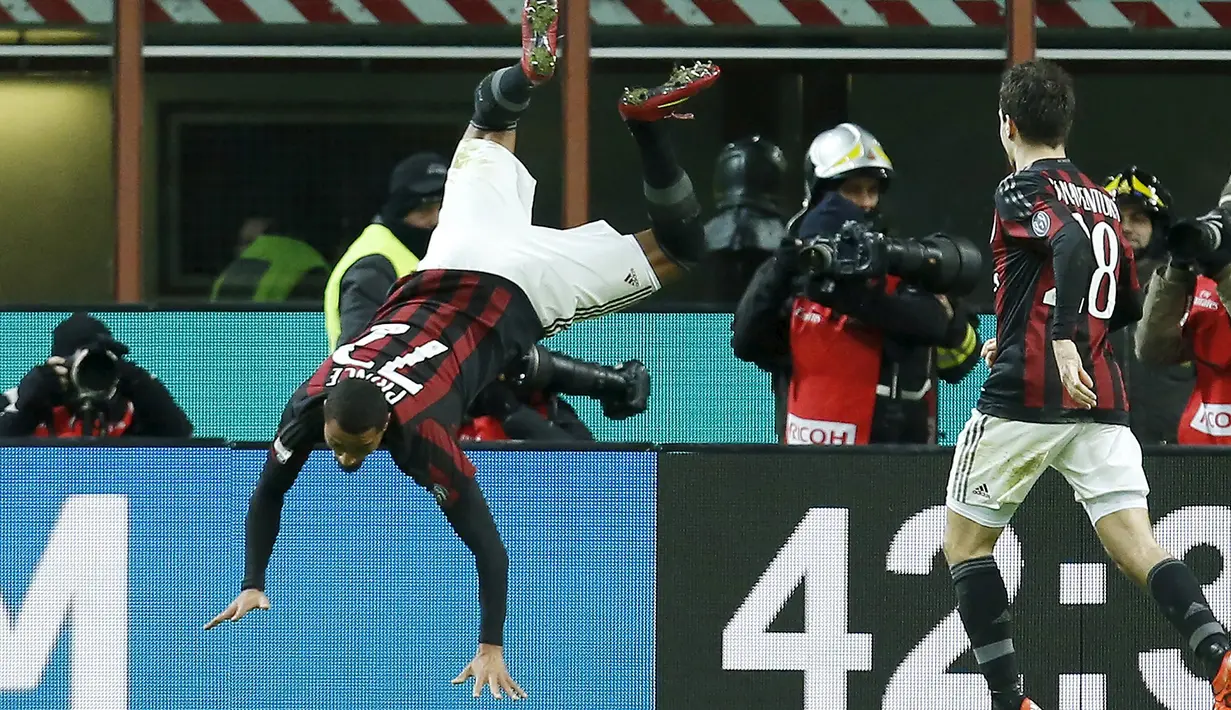 Gelandang AC Milan, Prince Boateng melakukan selebrasi usai mencetak gol kegawang Fiorentina pada lanjutan Serie A Liga Italia di Stadion San Siro (17/1). AC Milan menang atas Fiorentina dengan skor 2-0. (REUTERS/Alessandro Garofalo)