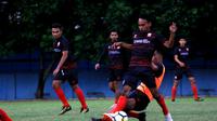 Pemain Persis Solo berlatih di lapangan AURI, Colomadu, Karanganyar, Selasa (2/4/2019). (Bola.com/Vincentius Atmaja)