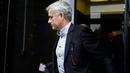 Manajer Manchester United, Jose Mourinho, bersiap menjalani sidang di Gedung Pengadilan Madrid, Jumat (3/11/2017). Pria asal Portugal itu menjalani sidang terkait dugaan penggelapan pajak saat masih melatih Real Madrid. (AFP/Oscar Del Pozo)