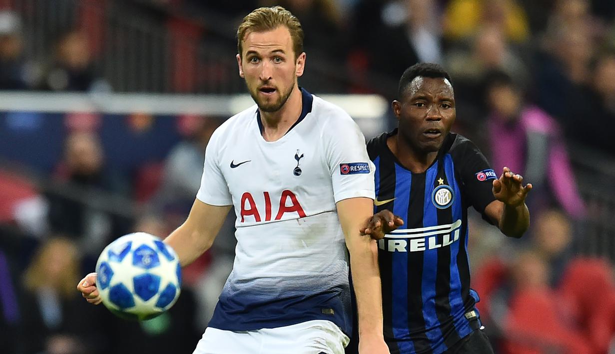 Aksi penyerang Tottenham, Harry Kane saat ditempel ketat oleh bek kiri Inter Milan, Asamoah pada laga lanjutan Liga Champions yang berlangsung di stadion Wembley, Inggris, Kamis (29/11). Tottenham Hotspur menang 1-0 atas Inter Milan (AFP/Ben Stansall)