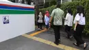 Pengguna jalan diharapkan untuk berhati-hati dan mengikuti rambu lalu lintas yang telah disiapkan. Tampak dalam foto, warga melintas di area pedestrian kawasan Jalan MH Thamrin, Jakarta, Senin 20 April 2026. (Kapanlagi.com/Budy Santoso)