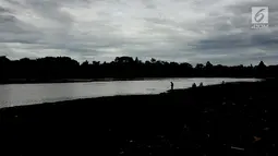 Warga sedang memancing di pinggir Danau Setu Babakan Jumat (5/1). Meski debit air berkurang, sebagian warga memanfaatkan sungai di pinggir danau untuk mencari ikan. (Liputan6.com/Immanuel Antonius)