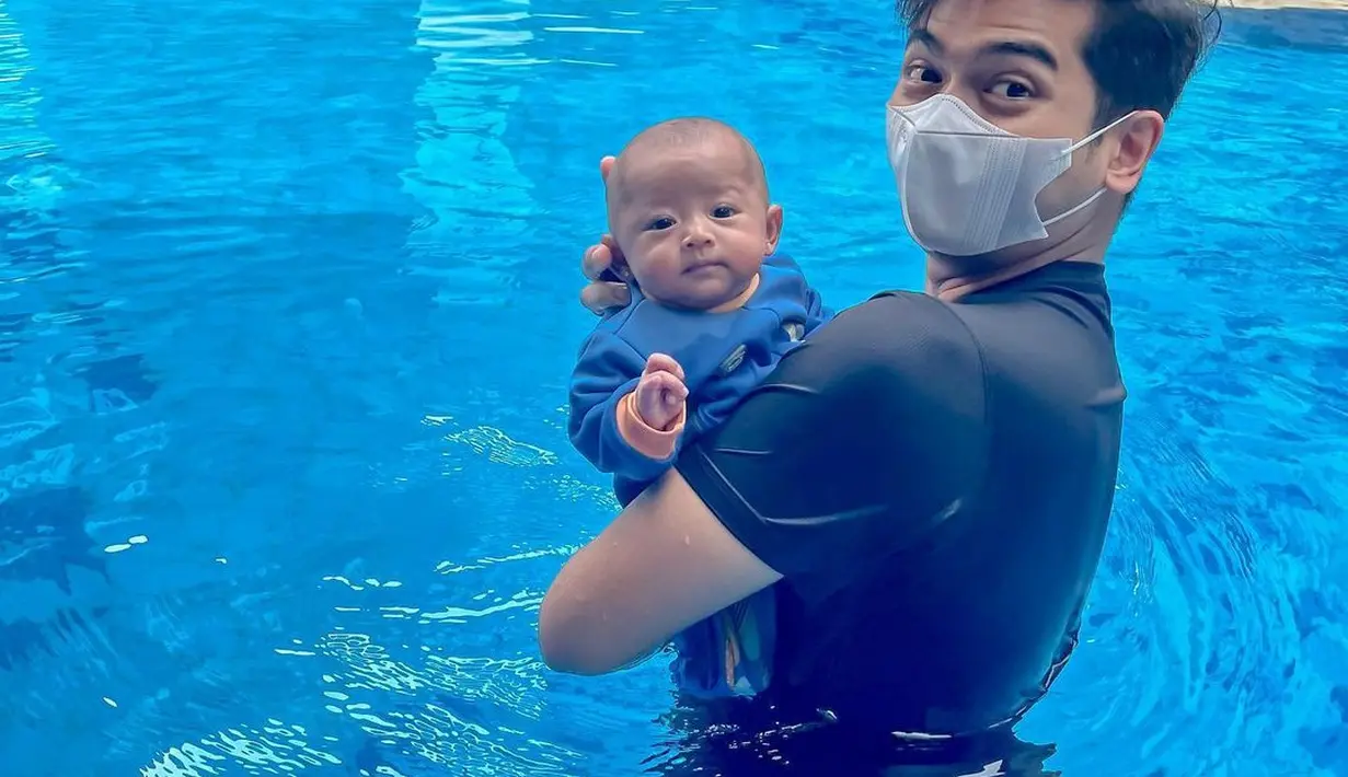 Selain membuat konten harian, Ricis memang sengaja mengenalkan air pada putrinya. Mengingat, Ricis terobsesi dengan lautan. Selain di laut, Ricis sering mengajak putrinya berenang di kolam. (Liputan6.com/IG/@riaricis1795).