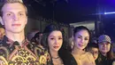Tak hanya Lesti Kejora, Lucinta turut memperkenalkan Alan ke Nikita Mirzani. Mereka tak lupa mengambil foto kebersamaan mereka. Alan yang tampan dengan pakai batik ini tuai atensi publik. (Liputan6.com/IG/lucintaluna_manjalita)