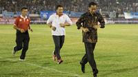 Presiden Joko Widodo berlari usai membuka Piala Kemerdekaan di Stadion Maulana Yusuf, Serang, Sabtu (15/8/2015). (Bola.com/Vitalis Yogi Trisna)