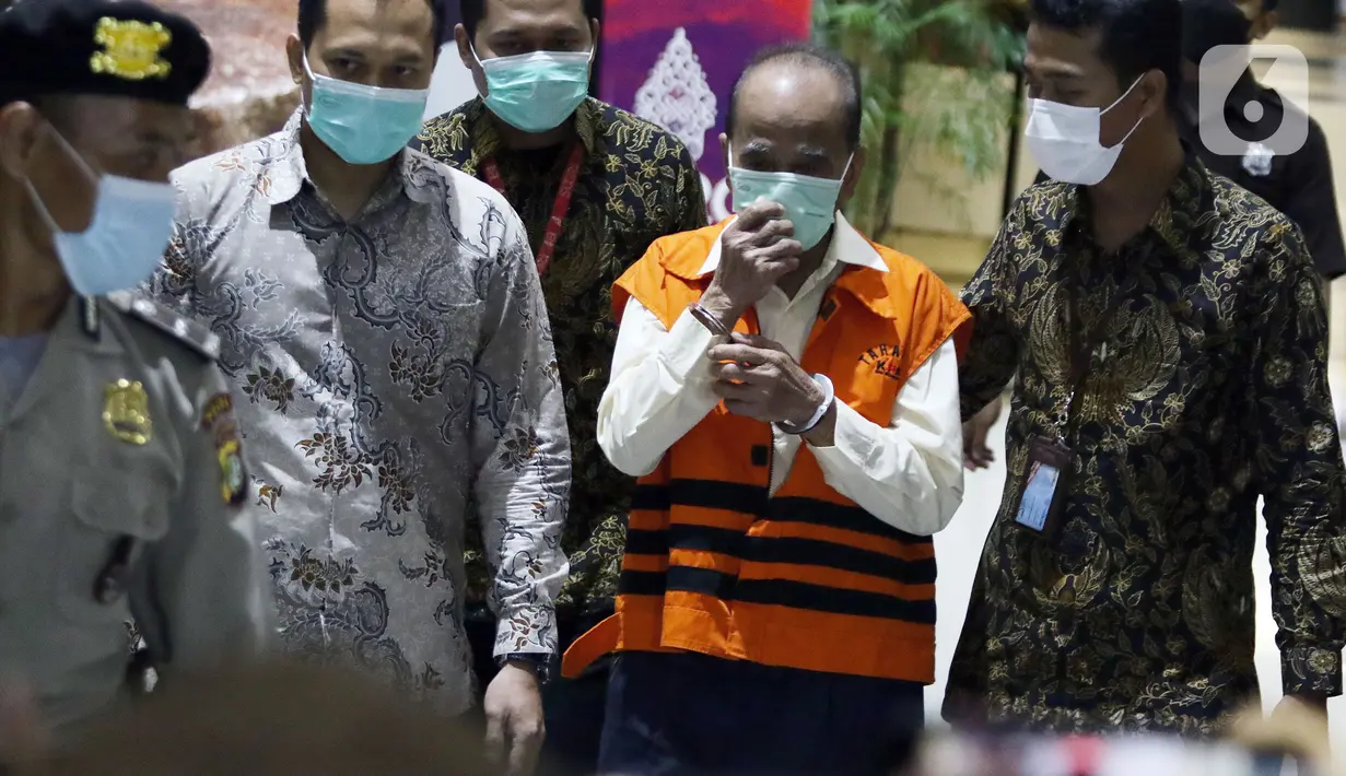 Gubernur Riau 2014-2019 Annas Maamun (keempat kiri) sesaat sebelum rilis penahanan di Gedung KPK, Jakarta, Rabu (30/3/2022). KPK resmi menahan Annas Maamun atas dugaan menyuap Ketua DPRD Riau 2009-2014, Johar Firdaus terkait pergeseran dan perubahan anggaran proyek. (Liputan6.com/Helmi Fithriansyah)