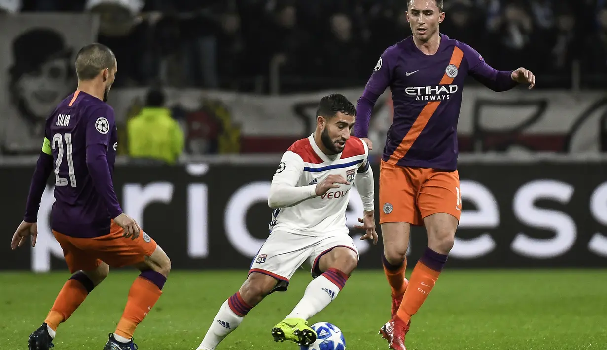 Aksi Nabil fekir mencoba melewati David Silva laga lanjutan liga champions yang berlangsung di stadion Parc Olympique Lyonnais, Prancis, Rabu (28/11). Lyon bermain imbang 1-1 kontra Manchester City. (AFP/Jeff Pachoud)