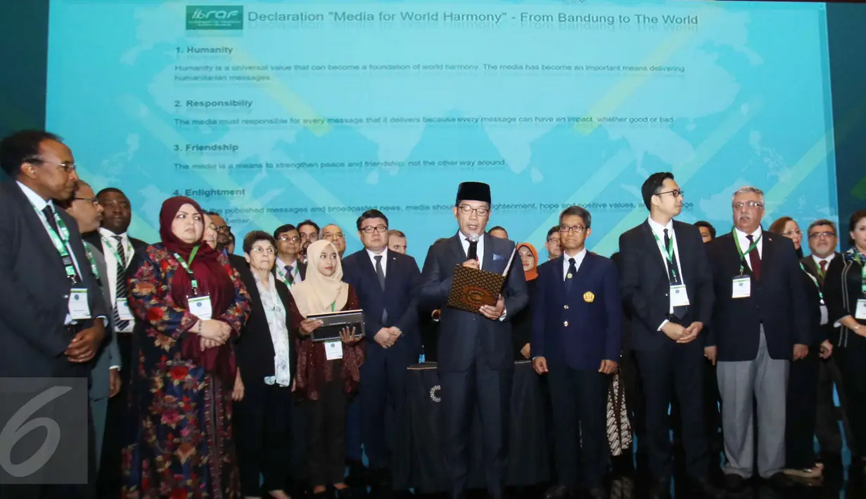 Wali Kota Bandung Ridwan Kamil membacakan Deklarasi “Media for World Harmony From Bandung to The World” pada Konferensi Internasional dan Pertemuan Tahunan OIC IBRAF Ke-5, di Kota Bandung, Rabu (22/2). (Liputan6.com/Helmi Afandi)