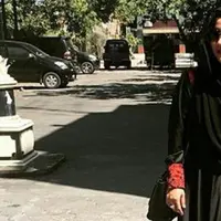 Umi Pipik pun tak risau dengan ini. Dirinya berusaha bersikap professional dan menganalogikanya dengan foto-foto dirinya sebelum bercadar yang ada di media sosial. (Instagram/umi.pipik)