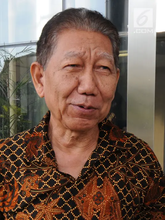 Saksi Ahli KPK Armawan menjawab pertanyaan wartawan usai memberikan keterangan kepada penyidik di gedung KPK, Jakarta, Jumat (11/5). Armawan dimintai keterangan oleh KPK terkait kasus dugaan korupsi proyek pengadaan E-KTP. (Medeka.com/Dwi Narwoko)