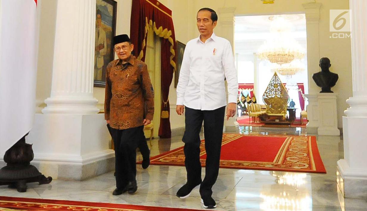 Presiden Joko Widodo atau Jokowi (kanan) saat menerima kunjungan Presiden ketiga RI BJ Habibie di Istana Merdeka, Jakarta, Jumat (24/5/2019). Dalam pertemuan tersebut Habibie mengucapkan selamat kepada Jokowi karena memenangkan Pilpres 2019. (Liputan6.com/Angga Yuniar)