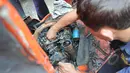 Petugas Dinas Perhubungan DKI Jakarta sedang mengecek nomor rangka mesin dan badan bajaj sebelum bajaj dihancurkan, Jakarta, Rabu (4/3/2015). (Liputan6.com/Herman Zakharia)