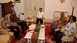 Suasana pertemuan antara Presiden Jokowi dengan pimpinan 3 lembaga hukum di Istana Merdeka, Jakarta, Rabu (25/2/2015). Presiden meminta ketiga lembaga hukum tersebut untuk meningkatkan koordinasi dalam pemberantasan korupsi (Liputan6.com/Faizal Fanani)