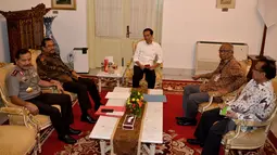 Suasana pertemuan antara Presiden Jokowi dengan pimpinan 3 lembaga hukum di Istana Merdeka, Jakarta, Rabu (25/2/2015). Presiden meminta ketiga lembaga hukum tersebut untuk meningkatkan koordinasi dalam pemberantasan korupsi (Liputan6.com/Faizal Fanani)