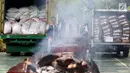 Petugas dari Kementerian Perdagangan memusnakan gula kristal dan daging beku yang sudah kedaluwarsa hasil sitaan dari pasar dengan cara di bakar, di Lapangan Parkir Kemendag, Jakarta Kamis (28/9). (Liputan6.com/JohanTallo)