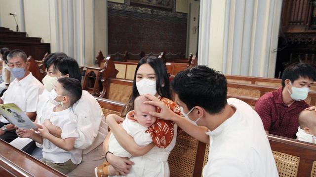Tampil Gemas, Ini 7 Momen Pembaptisan Putra Marcel Chandrawinata di Katedral Jakarta