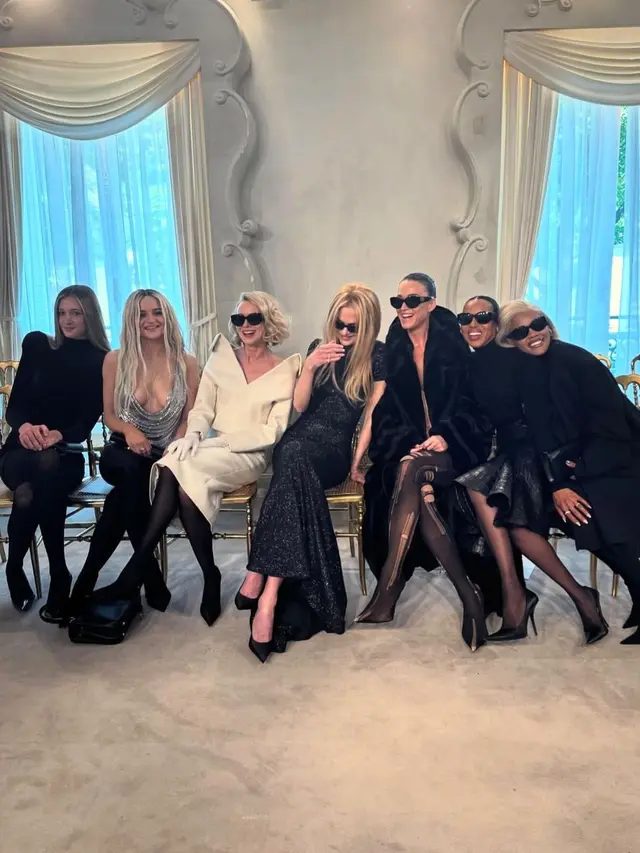 6 Potret Katy Perry Pakai Outfit Berisiko di Paris Fashion Week, Tampil Topless dan Nyaris Ekspos Bekas Jahitan Caesar