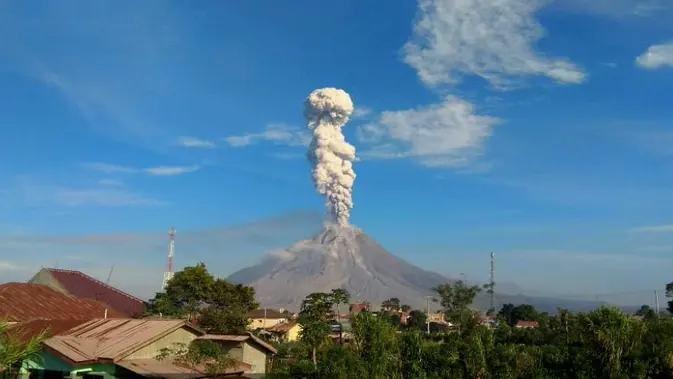 Gunung Sinabung Erupsi Hebat, Abu Vulkanik Capai 3,5 Kilometer
