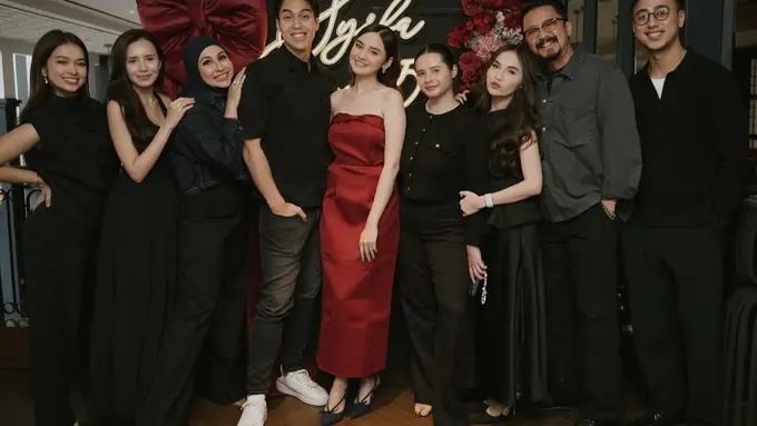 Gaya Selebritis Tampil dengan Dresscode Hitam saat Pesta Ulang Tahun Intimate Syifa Hadju ke-25