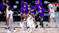 Para pemain LA Lakers merayakan kegembiraan setelah menjadi jawara NBA 2019-2020.  (AFP / Douglas P DeFelice)
