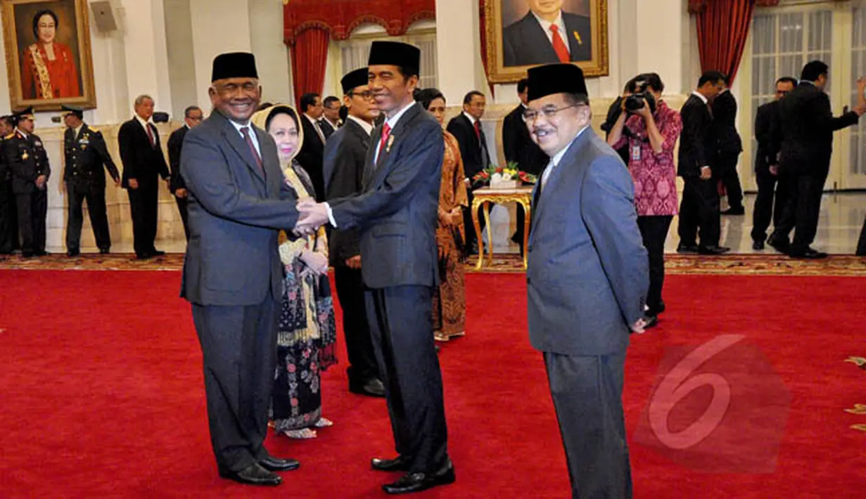 Presiden Joko Widodo menyalami Ketua dan anggota pimpinan sementara KPK, Taufiequrrachman Ruki usai pelantikan di Istana Negara, Jakarta, Jumat (20/2/2015). (Liputan6.com/Faizal Fanani) 