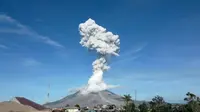 Warga diminta segera membersihkan tempat-tempat umum dari abu vulkanik Gunung Sinabung sebagai antisipasi aliran lahar jika hujan turun. (dok. BPBD Karo/Reza Efendi)