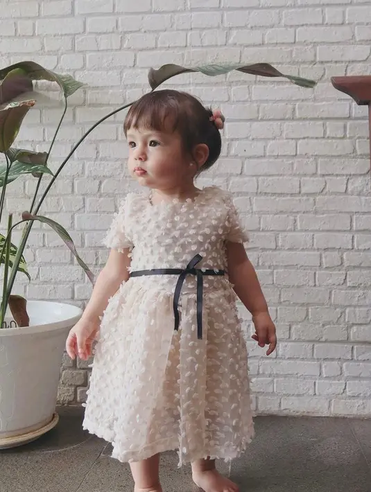 Gaun yang dikenakan oleh Baby Chloe, anak Asmirandah dan Jonas juga tak kalah menarik. Gemas banget! (Instagram/asmirandah89).