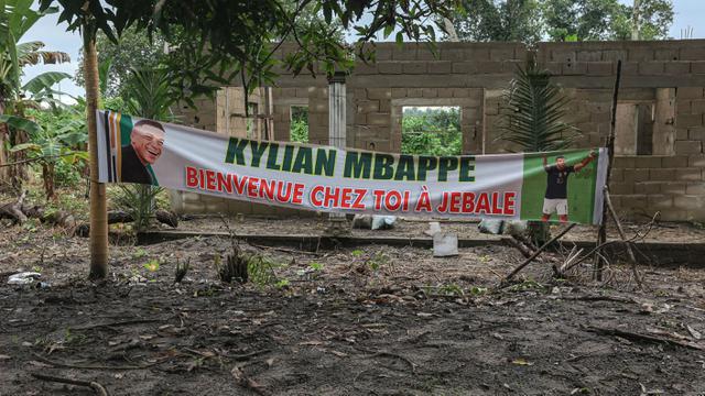 Foto: Kylian Mbappe Berkunjung ke Kampung Halaman Ayahnya, Pakai Baju Adat hingga Disambut Meriah oleh Masyarakat Setempat