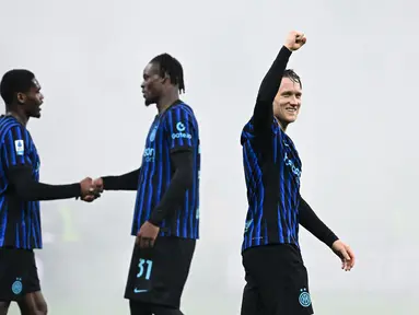 Pemain Inter Milan, Piotr Zielinski, merayakan kemenangan atas Juventus di pertandingan pekan ke-25 Liga Italia 2025/2026 di Giuseppe Meazza, Minggu (15/02/2026) dini hari WIB. (AFP/Piero Cruciatti)