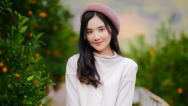 tersenyum manis kalem