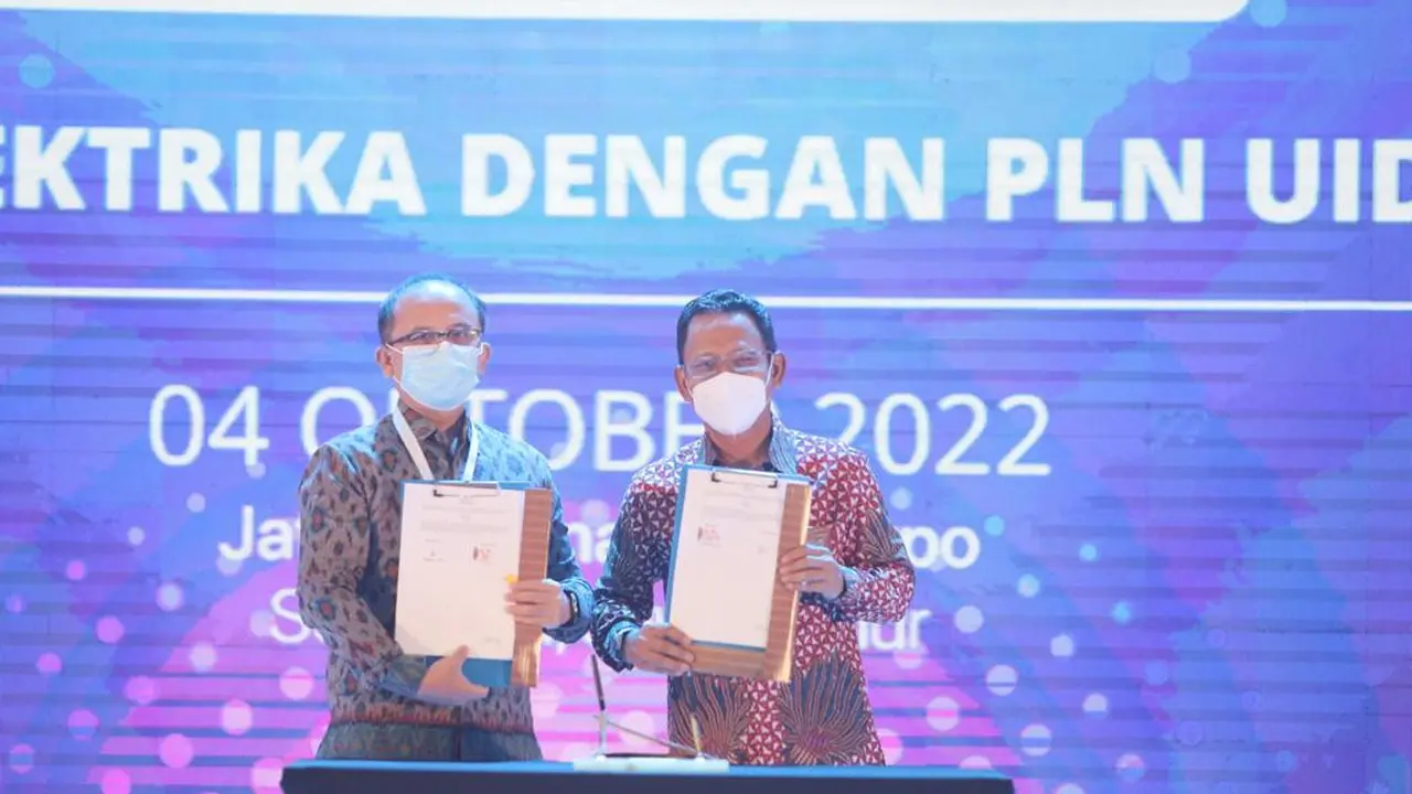 Penandatanganan kerjasama pembangunan pembangkit listrik tenaga surya (PLTS) off grid. (Dian Kurniawan/Liputan6.com)