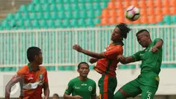 Pemain Persikabo terlibat duel udara dengan pemain PS Bengkulu dalam laga lanjutan Liga 2 di Stadion Pakansari, kab Bogor, Minggu (23/4). Persikabo kalah 1-4 dari PS Bengkulu. (Liputan6.com/Helmi Fithriansyah)
