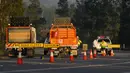 Bus itu terguling setelah para tamu undangan menghadiri pernikahan di Wandin Estate Winery. (AP Photo/Mark Baker)