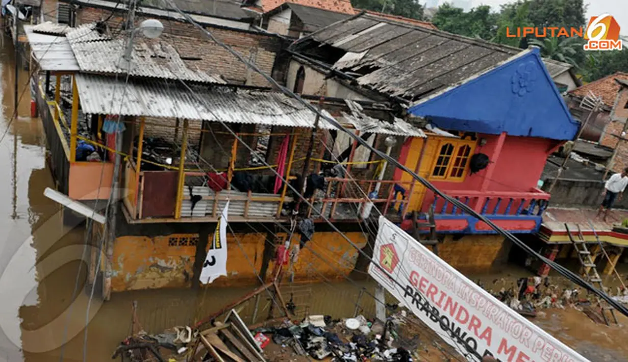 Masih diselidiki penyebab kebakaran yang terjadi di tengah genangan air. Namun salah satu rumah yang terbakar diketahui menjual gas elpiji sehingga kebakaran pun menghanguskan 3 rumah (Liputan6.com/Johan Tallo)