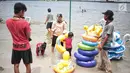 Seorang anak bersiap berenang di Beach Pool Ancol, Jakarta, Selasa (25/12). Pasangnya air laut dan cuaca buruk mengakibatkan pantai Ancol sepi pengunjung saat libur Natal 2018. (Liputan6.com/Faizal Fanani)