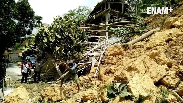 Tebing bukit kapur di desa Keradenan Banyumas Longsor menimpa rumah dan menutup aksen jalan desa. Akibatnya ratusan KK warga desa terisolir karena akses jalan tertimbun longsor.