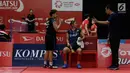Pasangan Indonesia Greysia Polii/Apriyani Rahayu mendengarkan arahan pelatih saat melawan wakil Bulgaria Gabriela Stoeva/Stefani Stoeva pada Indonesia Masters 2019 di Istora Senayan, Rabu (23/1). Indonesia menang 22-20, 21-15. (Bola.com/M Iqbal Ichsan)