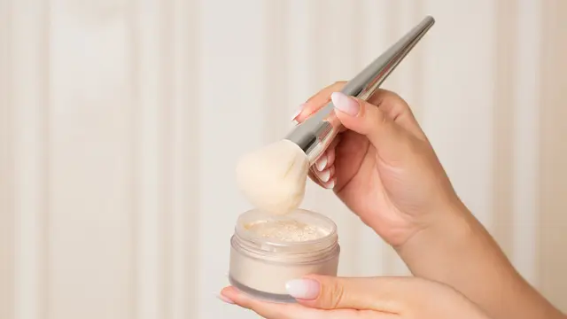 Tips Mengaplikasikan Foundation agar Wajah Terlihat Mulus Bebas Cakey