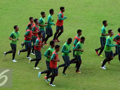Sejumlah pemain berlari jelang mengikuti seleksi timnas Indonesia tahap pertama di Stadion Pakansari, Kab Bogor, Selasa (9/8). 24 pesepakbola mengikuti seleksi awal timnas Indonesia untuk AFF Cup 2016. (Liputan6.com/Helmi Fithriansyah)