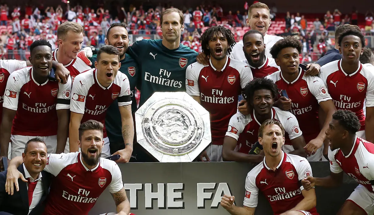Para pemain Arsenal merayakan gelar Community Shield usai mengalahkan Chelsea di Stadion Wembley, London, Minggu (6/8/2017). Ini merupakan trofi Community Shield yang ke-15 bagi Arsenal. (AFP/Ian Kington)