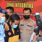 MSAT (baju hitam kuning) saat digiring ke Rutan Medaeng Sidoarjo. (Dian Kurniawan/Liputan6.com).
