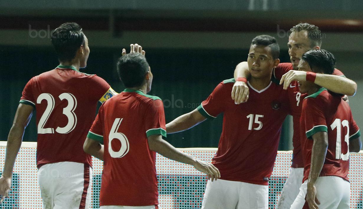 Para pemain Indonesia merayakan gol yang dicetak oleh Illija Spasojevic ke gawang Guyana pada laga persahabatan di Stadion Patriot, Bekasi, Sabtu (25/11/2017). Indonesia menang 2-1 atas Guyana. (Bola.com/M Iqbal Ichsan)
