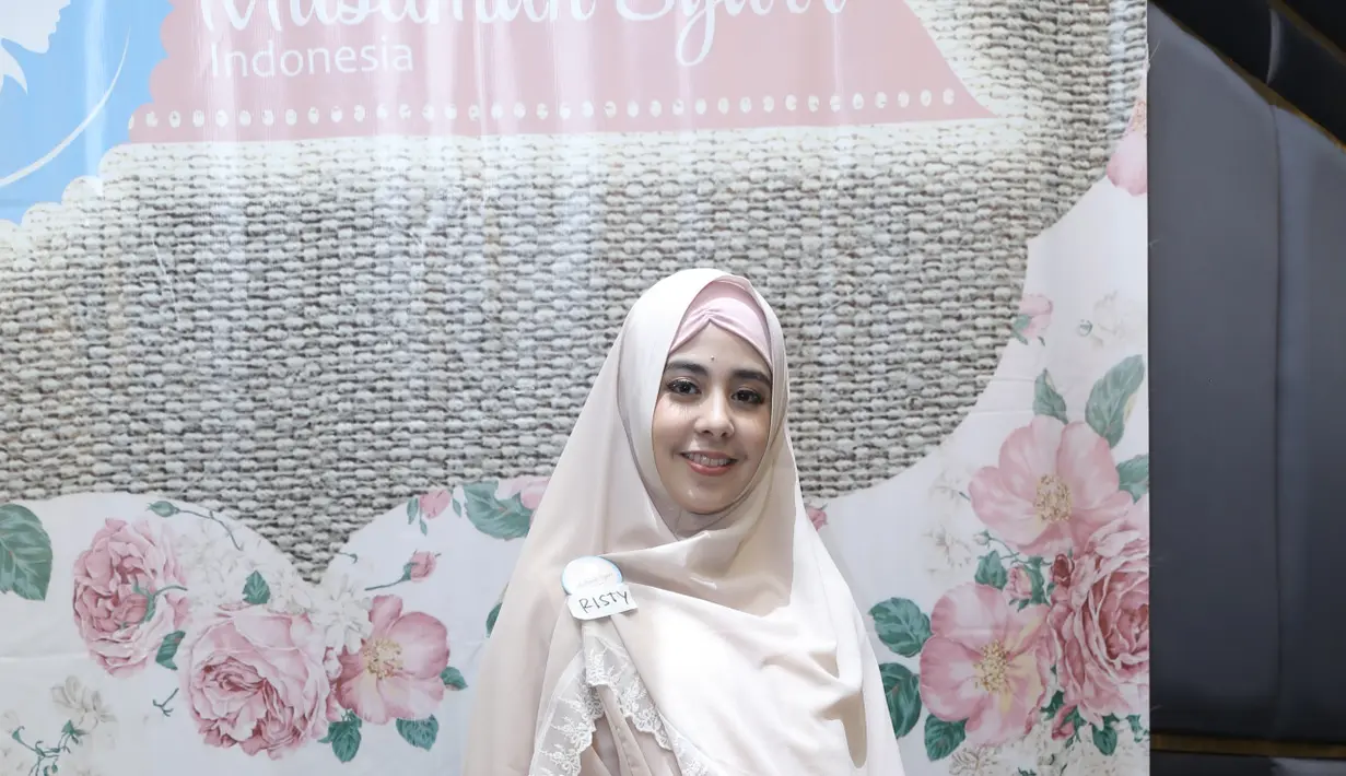 "Godaan terbesarnya itu dari kerjaan untuk nggak berhijab. Terus kalau shooting sama yang bukan muhrim tapi harus gandengan tangan. Saya yakin, rezeki enggak akan ketukar," ucap Risty di GKM Green Tower, TB Simatupang (10/2). (Galih W. Satria/Bintang.com)