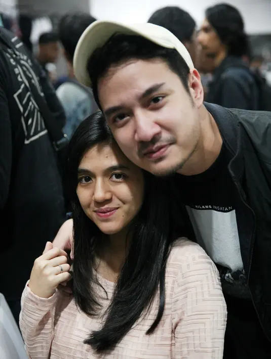 "Pasti (dibuatkan lagu). Karena pasti kalau anak lahir pasti lebih banyak inspirasi yang muncul kan. Menambah kreativitas, jadi mungkin gue bakalan bikinin lagu," kata DJ Una ditemui di Jakarta, Rabu (18/10/2017). (Nurwahyunan/Bintang.com)