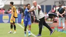 Berkat hasil ini, Persib kini mengemas 38 poin atau satu angka unggul dari Borneo FC yang harus rela turun ke posisi dua. Sementara Persija turun ke peringkan ketiga dengan 35 poin. Tampak dalam foto, penyerang sayap kiri Persib, Beckham Putra (tengah) bersama pelatih Bojan Hodak saat pertandingan pekan ke-17 BRI Super League 2025/2026 melawan Persija di Stadion Gelora Bandung Lautan Api (GBLA), Bandung, Jawa Barat, Minggu 11 Januari 2026. (Bola.com/Abdul Aziz)