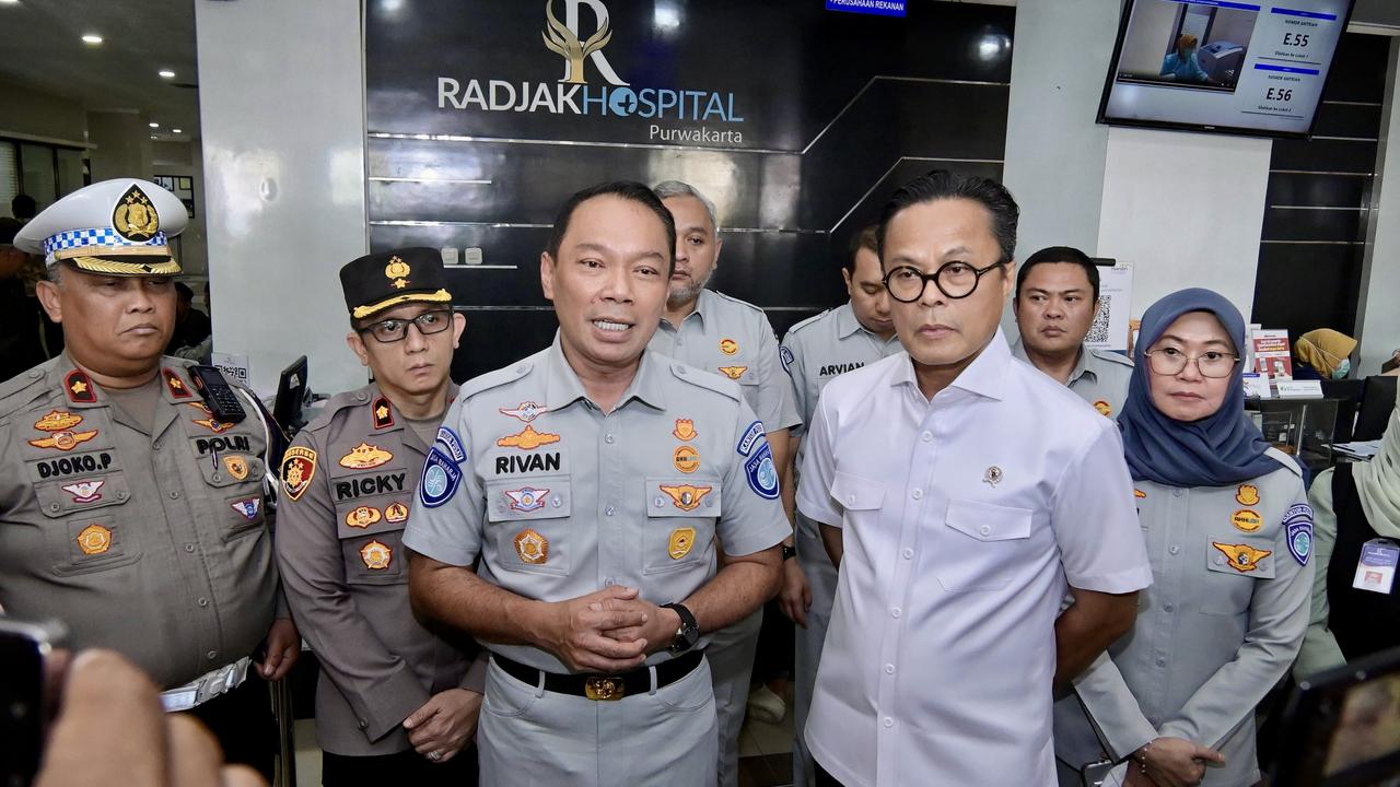 Direktur Utama Jasa Raharja Rivan A. Purwantono bersama Wakil Menteri BUMN Dony Oskaria, dan Direktur Operasional Jasa Raharja, Dewi Aryani Suzana, menjenguk pasien yang tengah dirawat di Radjak Hospital.