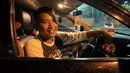 Dengan adanya acara adat Kahiyang Ayu dan Bobby Nasution ini ikut senang. Semoga nanti pas hari H acaranya bisa meledak. Itulah komentar driver taksi online Hendi. (Deki Prayoga/Bintang.com)