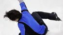 Pemain skating pria dari Jepang, Keiji Tanaka terjatuh saat tampil pada Olimpiade Musim Dingin 2018 Pyeongchang di Gangneung, Korea Selatan, Senin (12/2). Olimpiade Musim Dingin digelar dari tanggal 9 hingga 25 Februari mendatang. (AP/David J. Phillip)