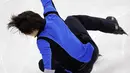 Pemain skating pria dari Jepang, Keiji Tanaka terjatuh saat tampil pada Olimpiade Musim Dingin 2018 Pyeongchang di Gangneung, Korea Selatan, Senin (12/2). Olimpiade Musim Dingin digelar dari tanggal 9 hingga 25 Februari mendatang. (AP/David J. Phillip)