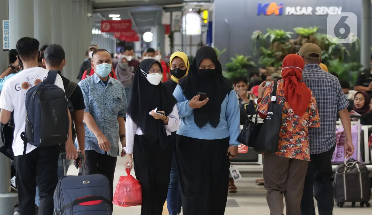 Calon penumpang KA Jarak jauh memasuki area Stasiun Pasar Senen, Jakarta, Jumat (28/1/2022). Jelang libur perayaan Tahun Baru Imlek, jumlah penumpang di Stasiun Pasar Senen mengalami kenaikan 8.598 orang dibanding Jumat (21/1) lalu sebanyak 7.402 orang. (Liputan6.com/Helmi Fithriansyah)